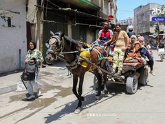 حركة نزوح كبيرة يشهدها حي الشجاعية جراء اجتياح جيش الاحتلال للمنطقة شرق غزة