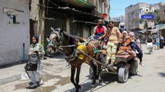 حركة نزوح كبيرة يشهدها حي الشجاعية جراء اجتياح جيش الاحتلال للمنطقة شرق غزة