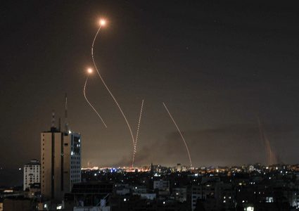 رشقة صاروخية توقع حرائق وانقطاع الكهرباء عن صفد