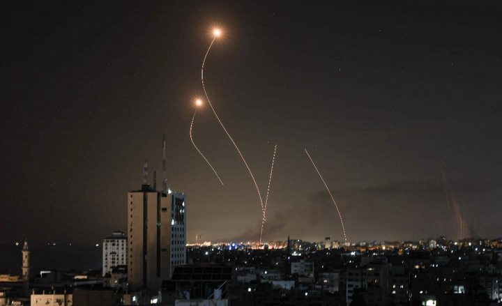 رشقة صاروخية توقع حرائق وانقطاع الكهرباء عن صفد