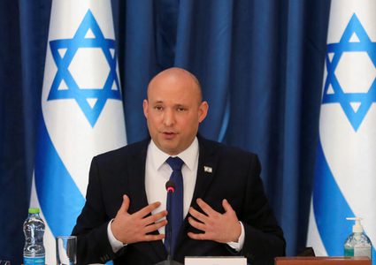 رئيس وزراء إسرائيلي سابق: لا تغادروا إسرائيل التي تمر بأصعب أوقاتها