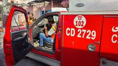 استشهاد 3 مسعفين خلال قصف الاحتلال لمقر الدفاع المدني في القطاع