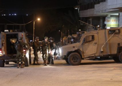 الاحتلال يعتقل مواطنين ويداهم منازل في إذنا غرب الخليل