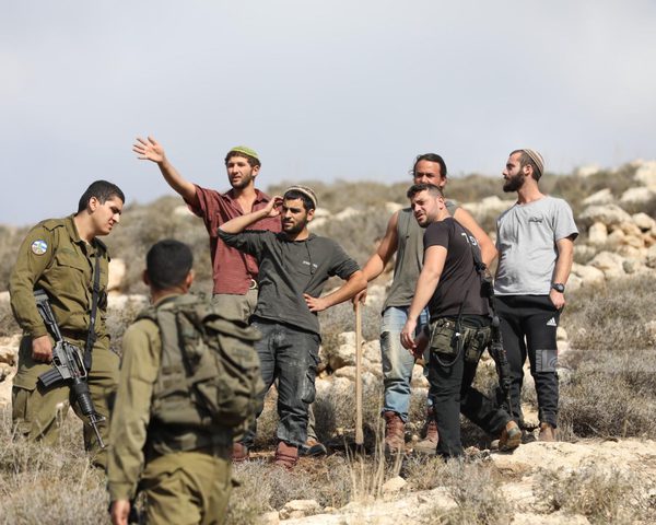 مستوطنون يهاجمون المواطنين في يطا وبني نعيم والاحتلال يستولي على حفارين