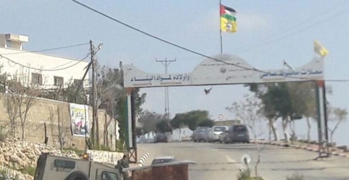 الاحتلال ينصب حاجزا عسكريا قرب مدخل قراوة بني حسان ويعتقل شبانا