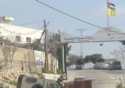 الاحتلال ينصب حاجزا عسكريا قرب مدخل قراوة بني حسان ويعتقل شبانا