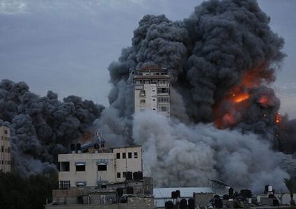 5 شهداء في قصف للاحتلال على شارع الجلاء غرب غزة