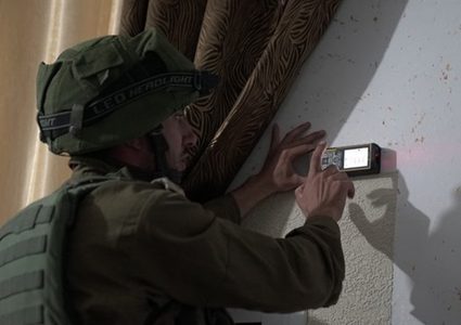 قوات الاحتلال تأخذ قياسات منزل في العوجا تمهيدا لهدمه
