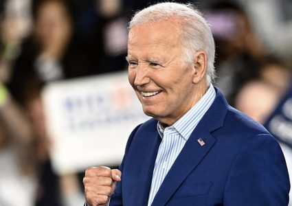 ديمقراطيون بارزون يستبعدون استبدال بايدن وسط دعوات لانسحابه