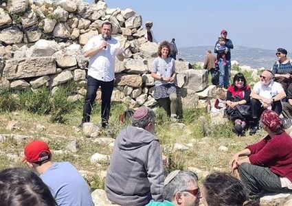 مستوطنون يقتحمون تجمعا بدويا شمال غرب أريحا