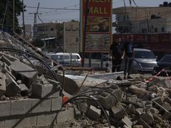 آثار الدمار الذي خلفه الاحتلال بمنزل عائلة النجوم في قرية العوجا