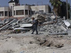 آثار الدمار الذي خلفه الاحتلال بمنزل عائلة النجوم في قرية العوجا