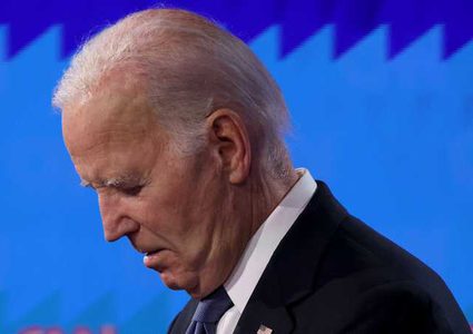 بعد "أدائه الكارثي" في المناظرة.. الديمقراطيون يضغطون على بايدن للتنحي