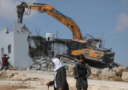 نابلس: قوات الاحتلال تهدم منزلين وبركسين في خربة الطويل