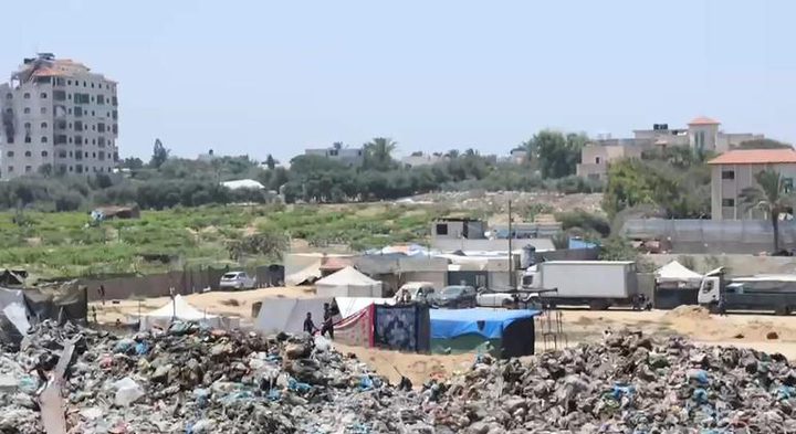 الأونروا: أطنان النفايات تحاصر خيام النازحين وسط قطاع غزة
