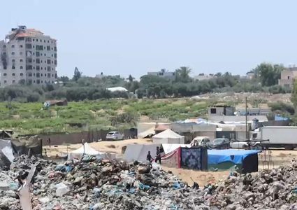 الأونروا: أطنان النفايات تحاصر خيام النازحين وسط قطاع غزة