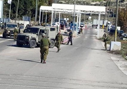 مستوطنون يهاجمون مركبات مواطنين شمال البيرة