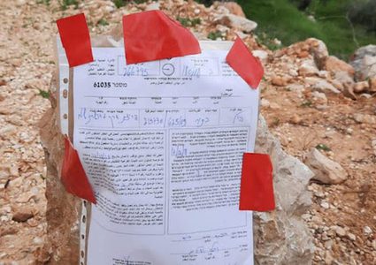 بيت لحم: الاحتلال يخطر بوقف البناء في منزلين وإغلاق طريق زراعي