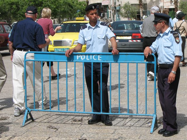 إصابة ثلاثة أفراد من الشرطة بانفجار جسم مشبوه في نابلس