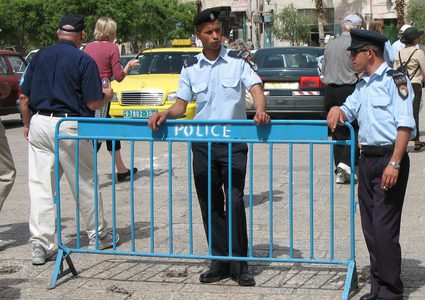 إصابة ثلاثة أفراد من الشرطة بانفجار جسم مشبوه في نابلس