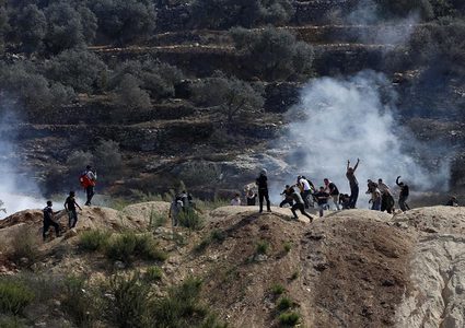 إصابات بالاختناق خلال مواجهات مع الاحتلال قرب جبل صبيح جنوب نابلس