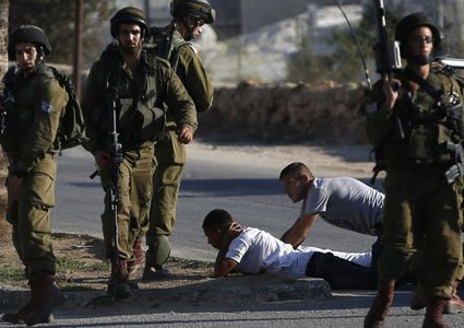 الاحتلال يعتدي على شقيقين ويعتقل أحدهما من الخليل