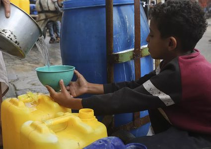 الوكالة الأممية:أطفال غزة يقضون أكثر من 6 ساعات لجلب الماء والغذاء