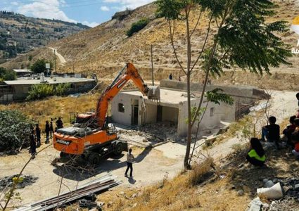 الاحتلال يجبر عائلة على هدم منزلها ذاتيا في جبل المكبر