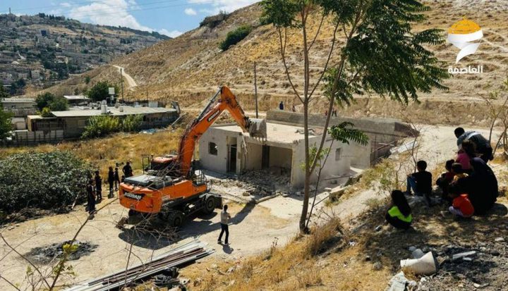 الاحتلال يجبر عائلة على هدم منزلها ذاتيا في جبل المكبر