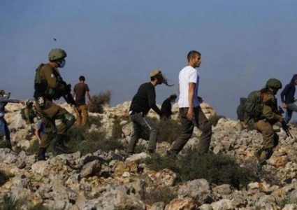 مستوطنون يعتدون على مدرسة خربة ابزيق شمال طوباس