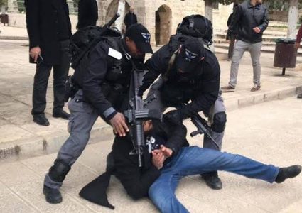 الاحتلال يعتدي بالضرب على أحد موظفي دائرة الأوقاف الإسلامية في الأقصى