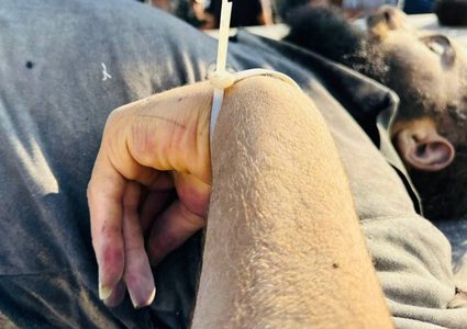 مكبلو الأيدي.. جثامين ثلاثة شهداء قتلهم الاحتلال بعد قصفهم لحظة الإفراج عنهم قرب معبر كرم أبو سالم جنوب القطاع.