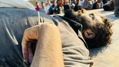 مكبلو الأيدي.. جثامين ثلاثة شهداء قتلهم الاحتلال بعد قصفهم لحظة الإفراج عنهم قرب معبر كرم أبو سالم جنوب القطاع.