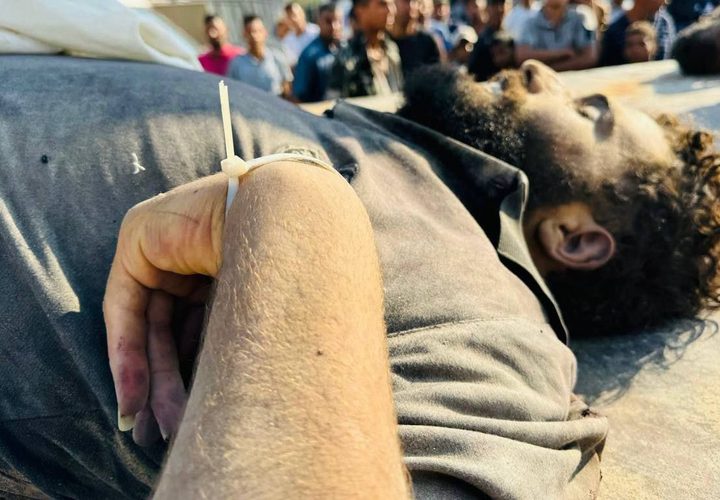 مكبلو الأيدي.. جثامين ثلاثة شهداء قتلهم الاحتلال بعد قصفهم لحظة الإفراج عنهم قرب معبر كرم أبو سالم جنوب القطاع.