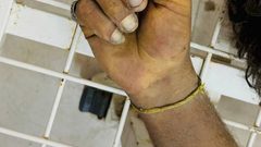 مكبلو الأيدي.. جثامين ثلاثة شهداء قتلهم الاحتلال بعد قصفهم لحظة الإفراج عنهم قرب معبر كرم أبو سالم جنوب القطاع.