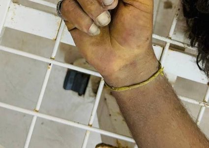 مكبلو الأيدي.. جثامين ثلاثة شهداء قتلهم الاحتلال بعد قصفهم لحظة الإفراج عنهم قرب معبر كرم أبو سالم جنوب القطاع.