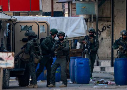 اشتباكات وعبوات ناسفة في نابلس وحملة اعتقالات في الضفة