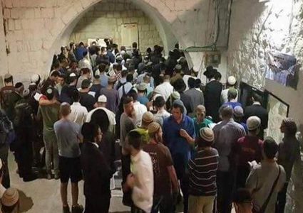 عشرات المستوطنين يقتحمون مقام يوسف شرق نابلس