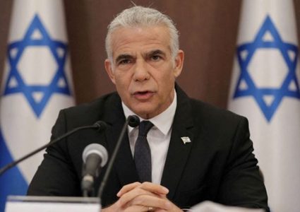 لبيد يتعهد بمنح نتنياهو “الأمان” إذا استقال سموتريتش وبن غفير