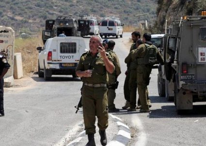 الاحتلال يعتقل مواطنا ويستولي على أموال خلال اقتحامه مدينة أريحا