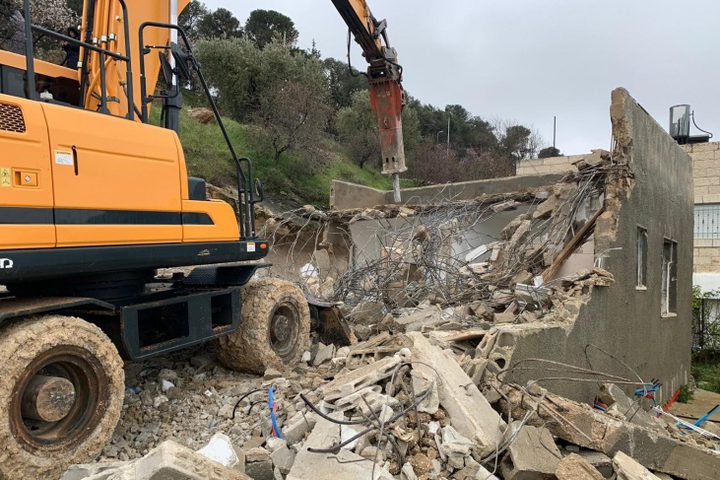 الاحتلال يخطر بهدم بناية سكنية في مخيم شعفاط شمال القدس