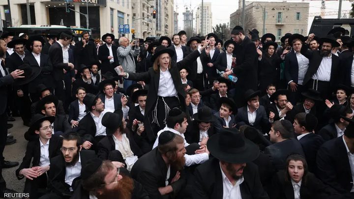 استطلاع: تجنيد الحريديم هو الخطر الأقوى على بقاء الحكومة الإسرائيلية الحالية