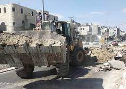 طولكرم: الطواقم الفنية تباشر بإزالة آثار عدوان الاحتلال على مخيم نور شمس