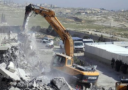 قوات الاحتلال تهدم منزلا في فروش بيت دجن شرق نابلس