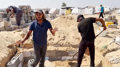 من بيوت حياة إلى قبور: شباب خان يونس يحولون ركام المنازل إلى مقابر لضحايا الحرب