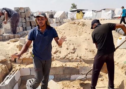 من بيوت حياة إلى قبور: شباب خان يونس يحولون ركام المنازل إلى مقابر لضحايا الحرب