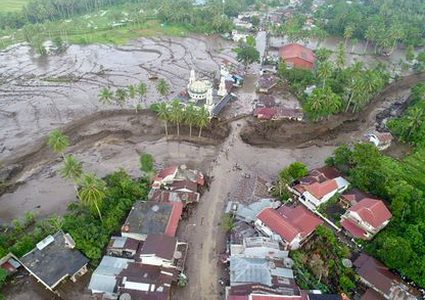 إندونيسيا تواصل البحث عن 35 مفقوداً في انهيار أرضي