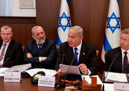 وزير إسرائيلي يحذر من “تفكك” محتمل للائتلاف الحكومي و”خسارة الحرب” في غزة