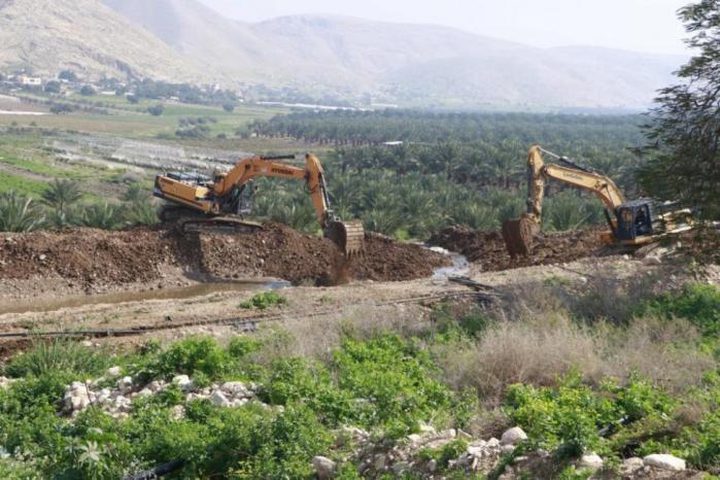 مستوطنون يشقون طريقا استيطانيا في الأغوار الشمالية