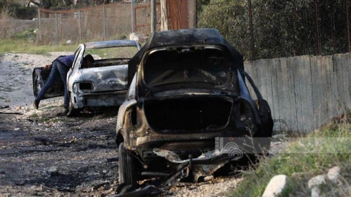 مستوطنون يحرقون جرافة ويهاجمون المركبات شمال غرب نابلس